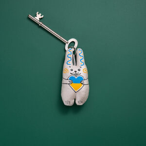 БРЕЛОК "ЗАЙЧИК З ЖОВТО-БЛАКИТНИМ СЕРЦЕМ"