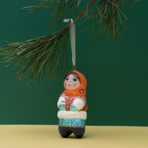 Ялинкова іграшка " Дівчинка в помаранчевій хустині  " (скульптура)
