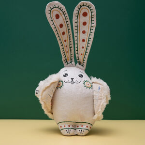 Сувенір ванільний "Зайчик сидячий у вишитому кожушку" з гречаним наповненням