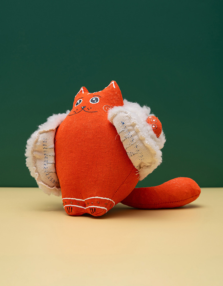Сувенір"Рудий кіт у вишитому кожушку" з гречаним наповненням