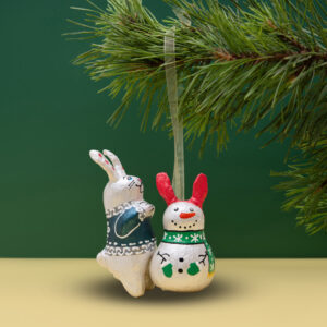 Ялинкова прикраса " Зайчик ліпить сніговик" (скульптура)