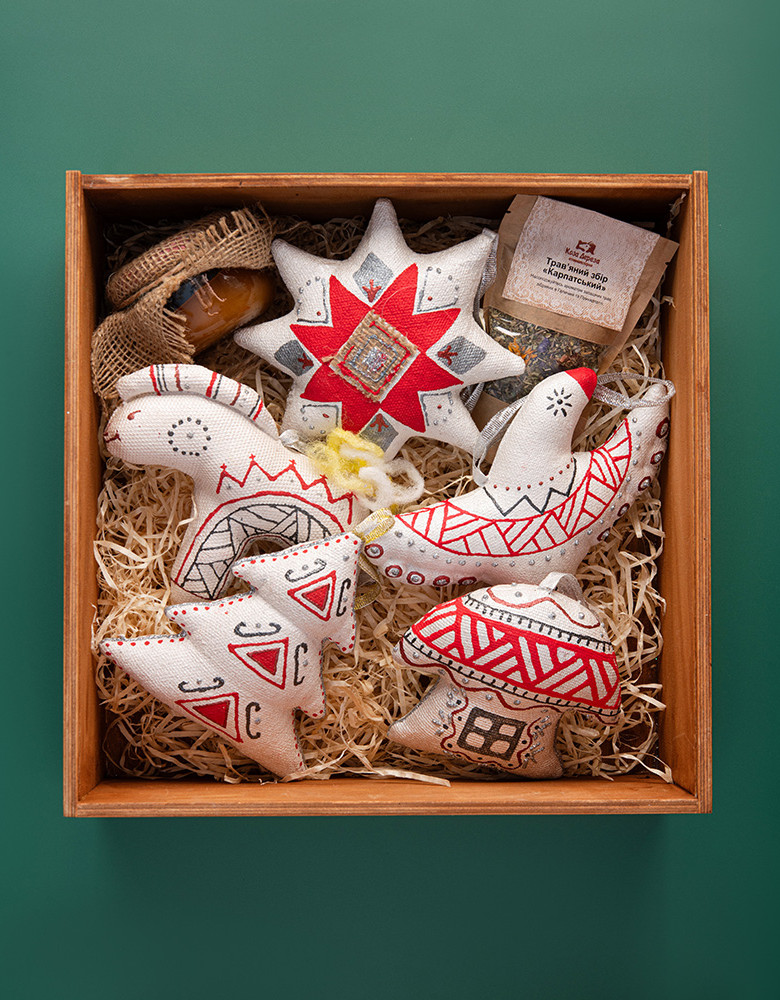 Набір прикрас "Сріблясто-червона колекція" в дерев'яній упаковці