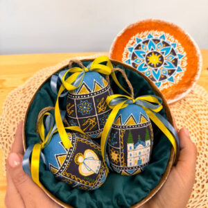 Великодній набір в коробці ручної роботи з писанками