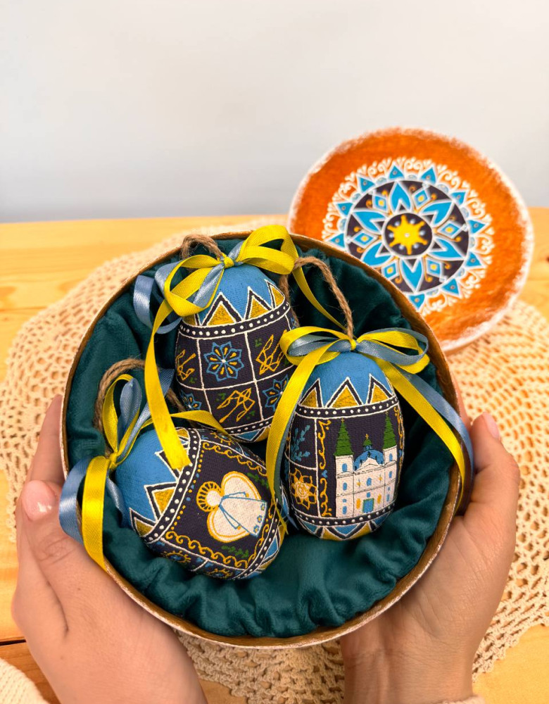 Великодній набір в коробці ручної роботи з писанками
