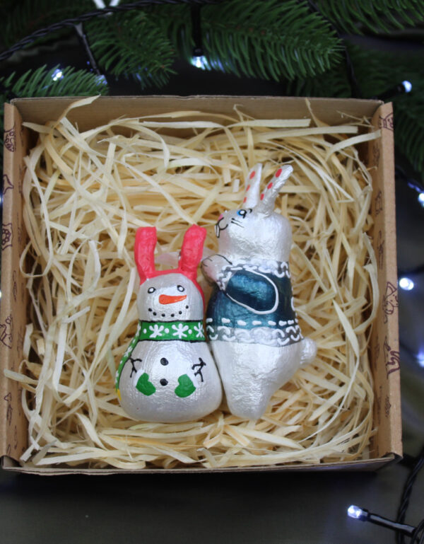 Ялинкова прикраса " Зайчик ліпить сніговик" (скульптура) - Зображення 3